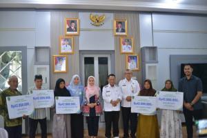 Bupati Rohil Serahkan Santunan Kematian BPJS Ketenagakerjaan, Program Aspirasi Dr Karmila Sari